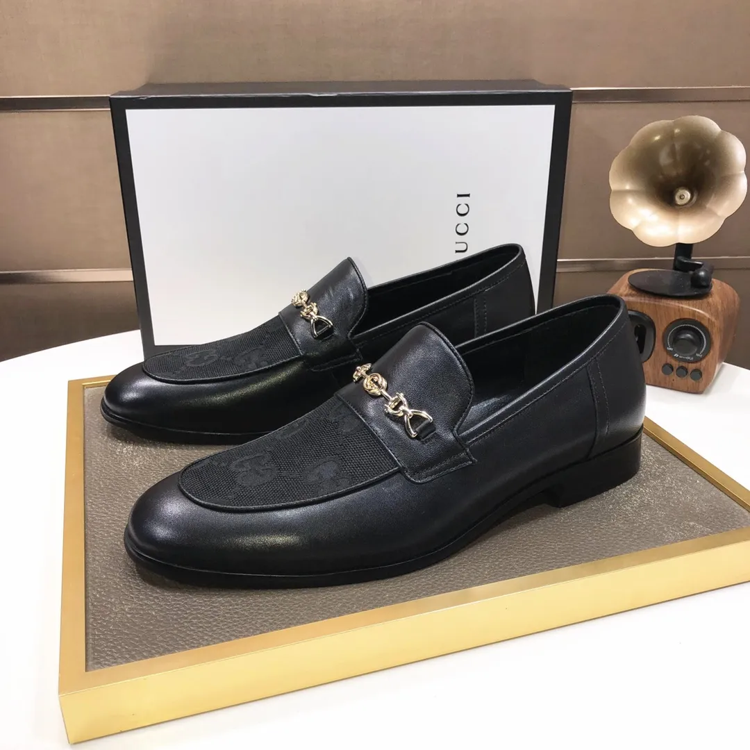 Factory batch 500💰Italy’s top luxury men’s shoe giant (GUCCI) (Gucci) (full cowhide lining) new arrival🍃Original European style🔰 Pleasant to the eye😍In order to make the shoes more durable and non-deformable🌀The production continues to follow traditional methods but there is still no lack of innovation💪The original sheepskin is selected for the leather♻️Smooth, natural and extra bright⭐Made of imported cowhide The rich man’s first choice 38-45 (45 customized)